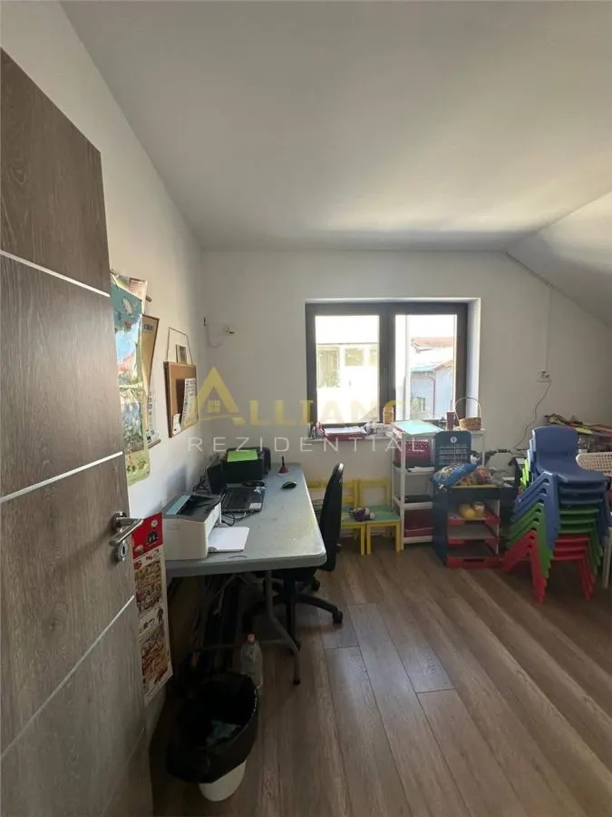 Casa - 370.000eur - 6 Dormitoare + living - foto 2