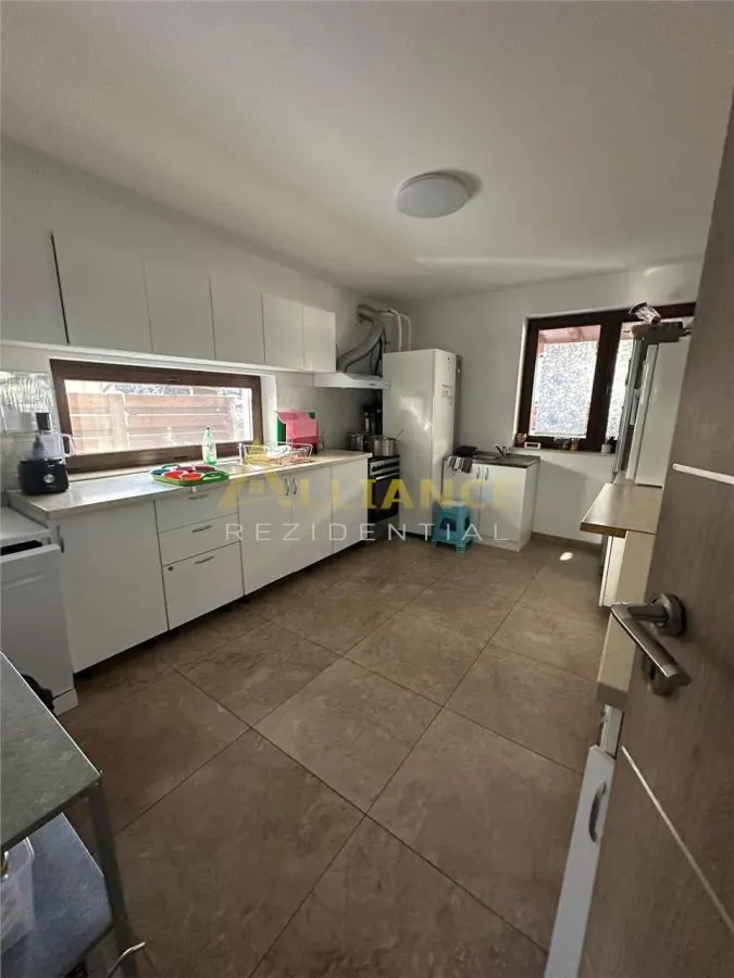 Casa - 370.000eur - 6 Dormitoare + living - foto 3