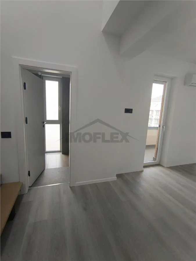 Apartament cu 3 camere de tip Penthouse, zona ultra centrala din Giroc - foto 2