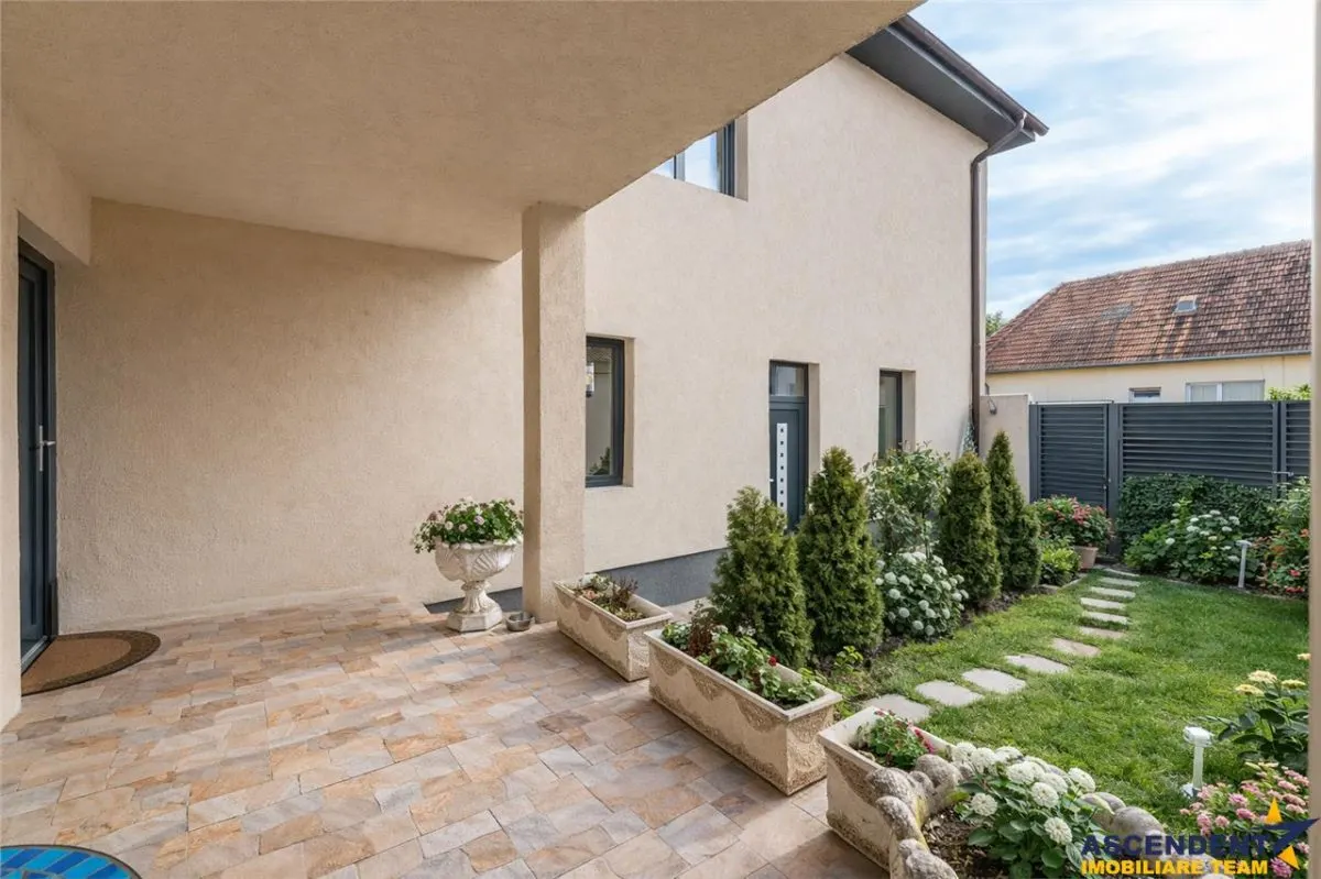 FILM& 3D! Vila high tech, cu semineu, jacuzzi, terasa, 10 camere, Central, Brasov - foto 4