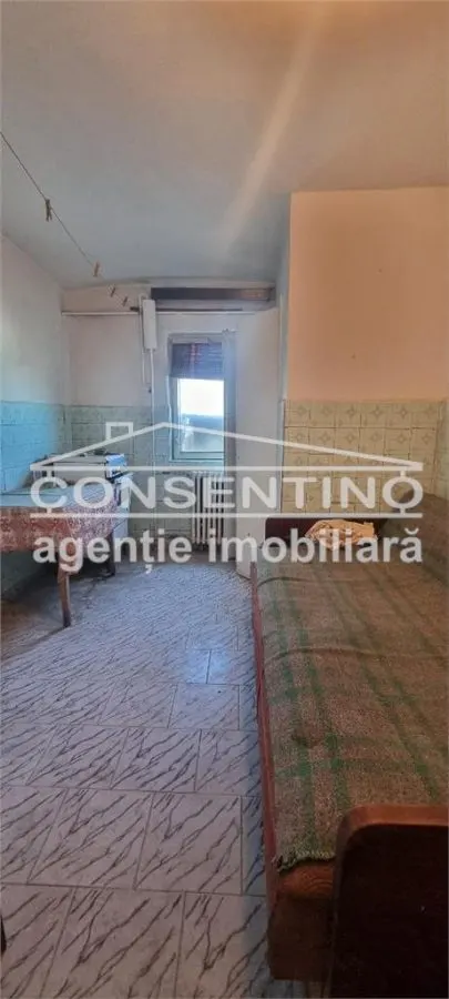 Se vinde imobil cu 3 camere , Brosteni, decomandat - foto 1