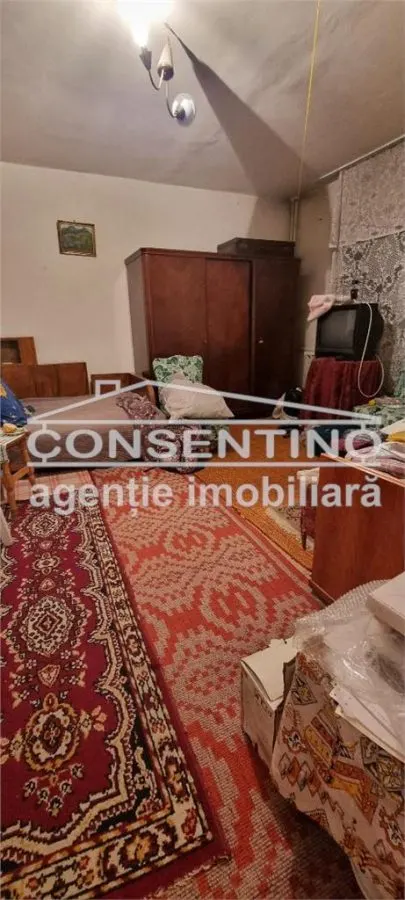 Se vinde garsoniera , 1 Dec . 1918 , libera , etaj 2 , necesita renovare - foto 1