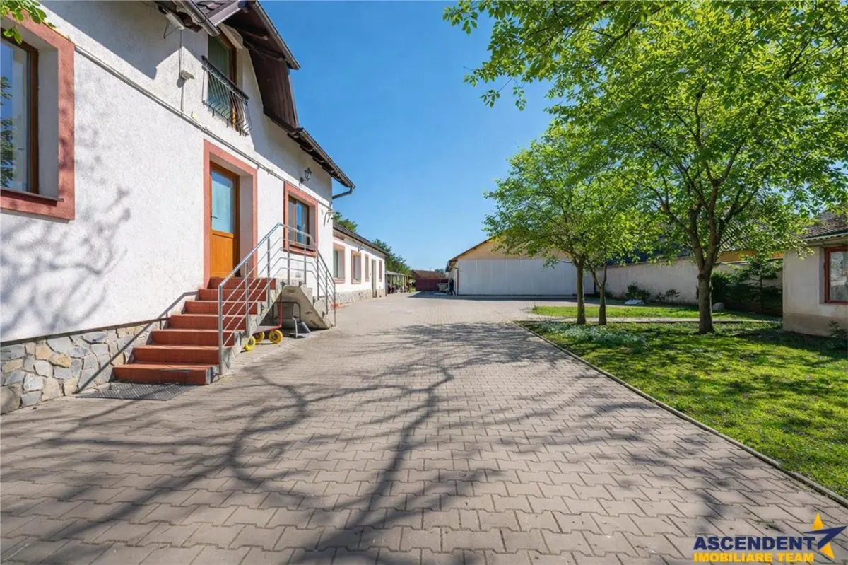 Sediu firma/ rezidential, pe domeniu de 2.240 mp teren,Central, Halchiu, Brasov - foto 1