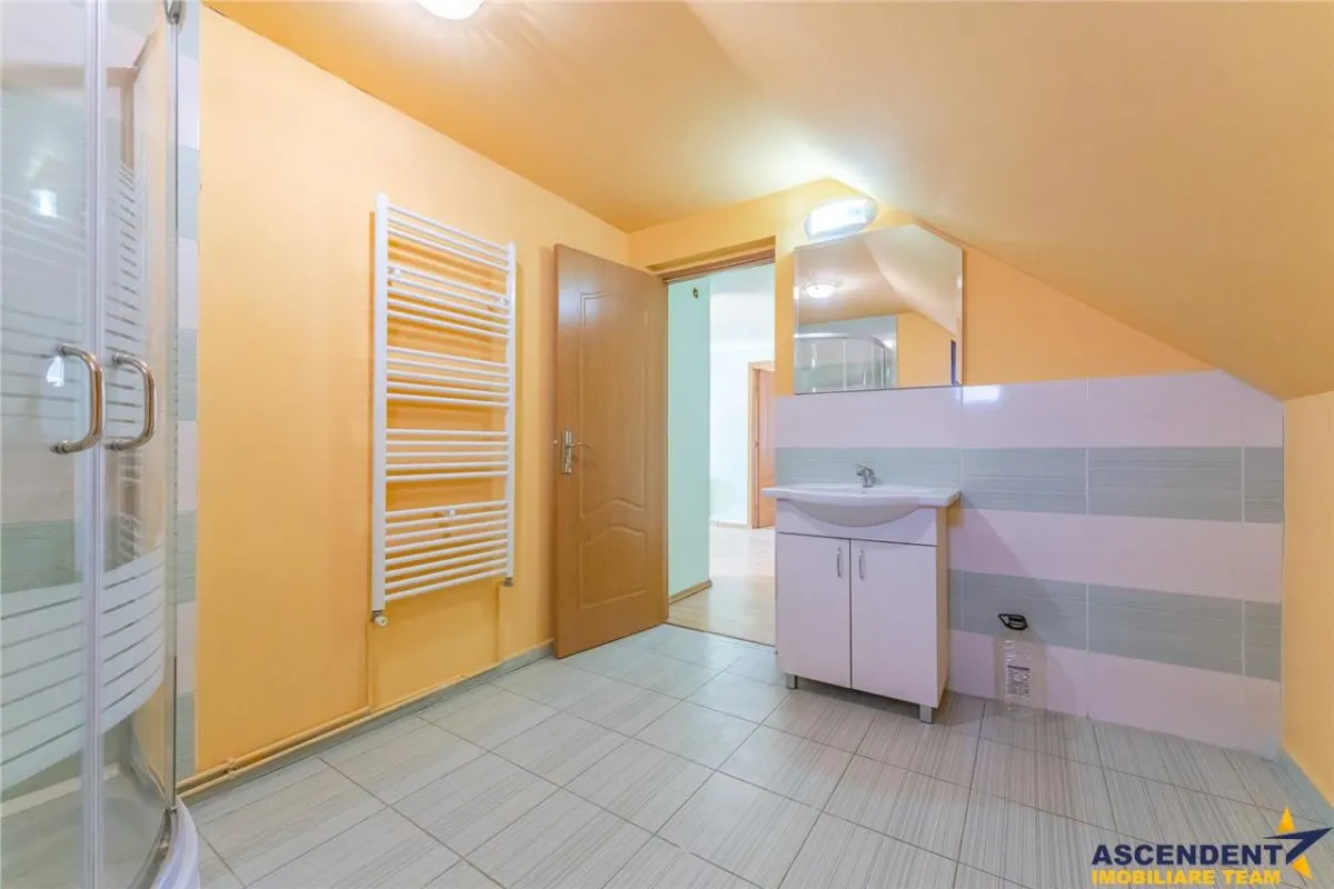 Sediu firma/ rezidential, pe domeniu de 2.240 mp teren,Central, Halchiu, Brasov - foto 17