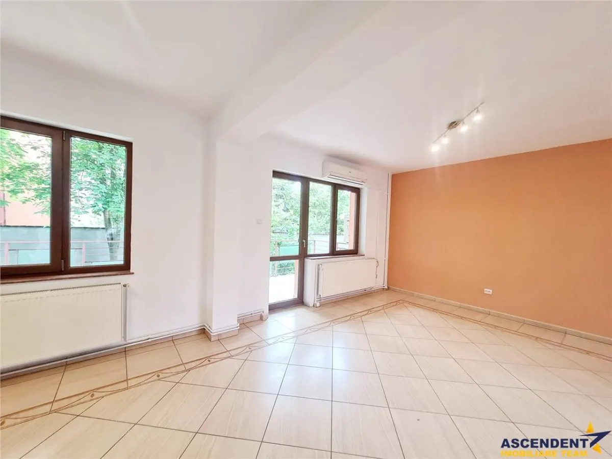 Vila impetuoasa pe 700mp teren:Spatiu versatil pentru locuinta/afacere Premium - foto 5