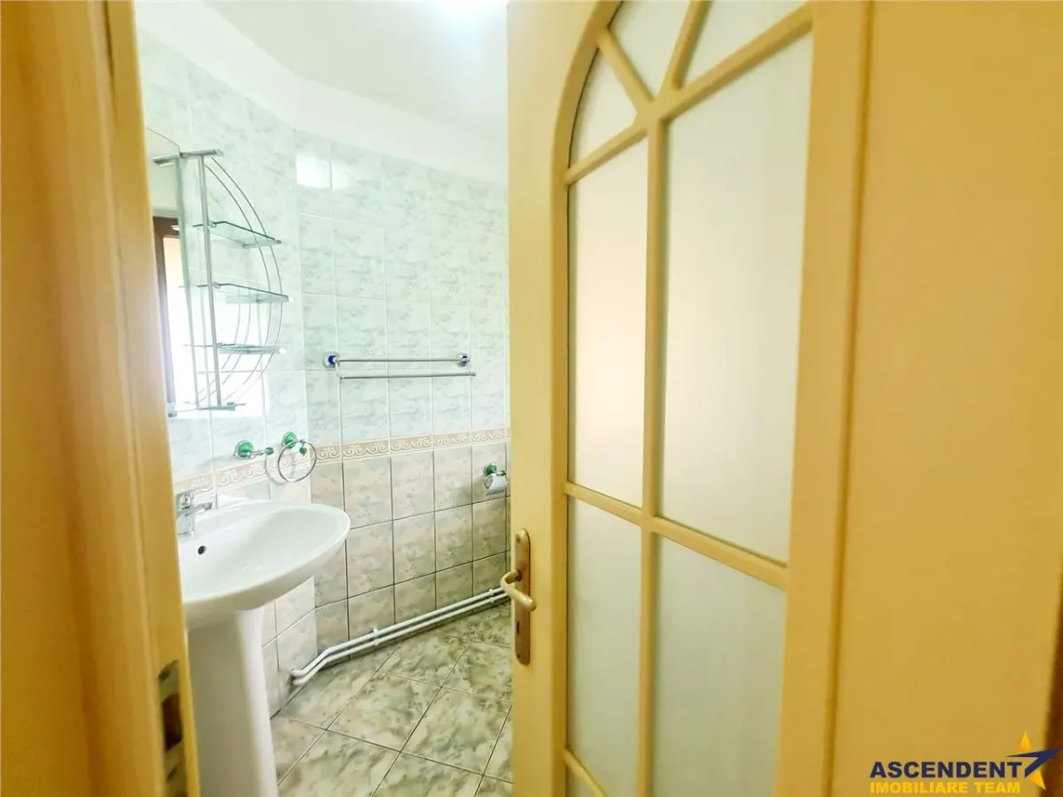 Vila impetuoasa pe 700mp teren:Spatiu versatil pentru locuinta/afacere Premium - foto 6