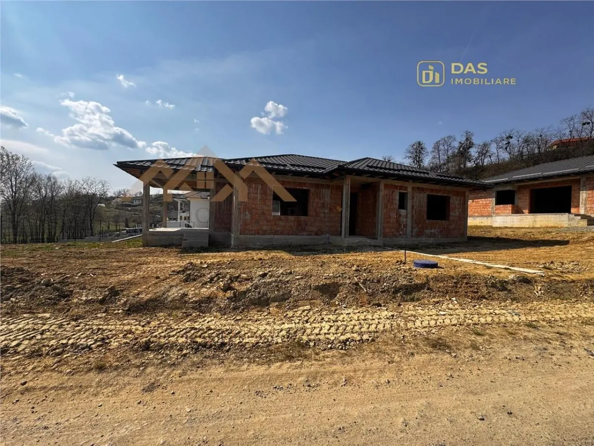Casa la rosu, pe un nivel, pe dealul Grosiului - foto 2