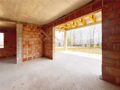 Casa la rosu, pe un nivel, pe dealul Grosiului - foto 11