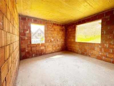 Casa la rosu, pe un nivel, pe dealul Grosiului - foto 12