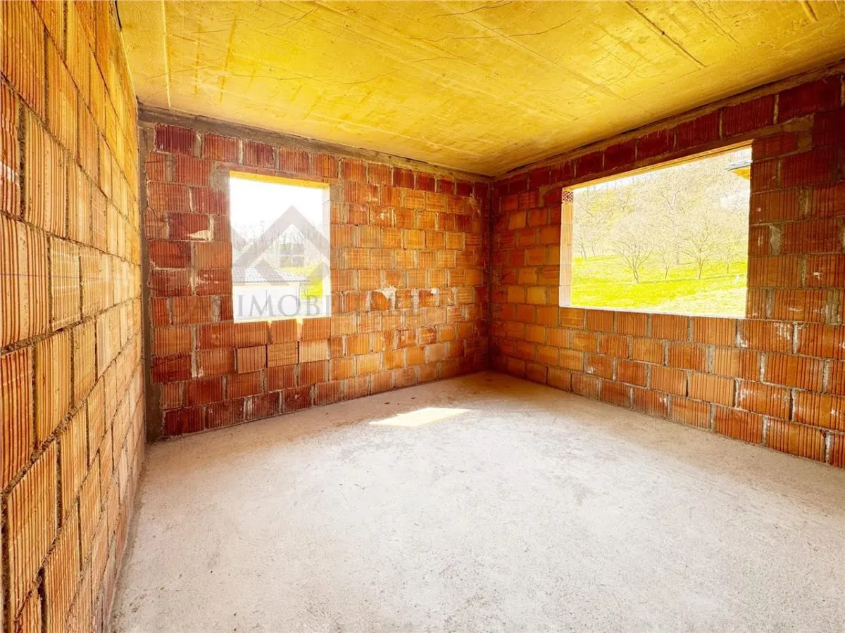 Casa la rosu, pe un nivel, pe dealul Grosiului - foto 12