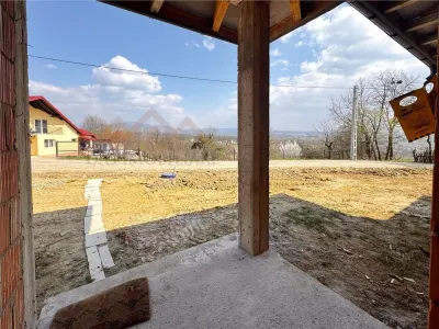 Casa la rosu, pe un nivel, pe dealul Grosiului - foto 13
