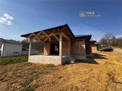 Casa la rosu, pe un nivel, pe dealul Grosiului - foto 4