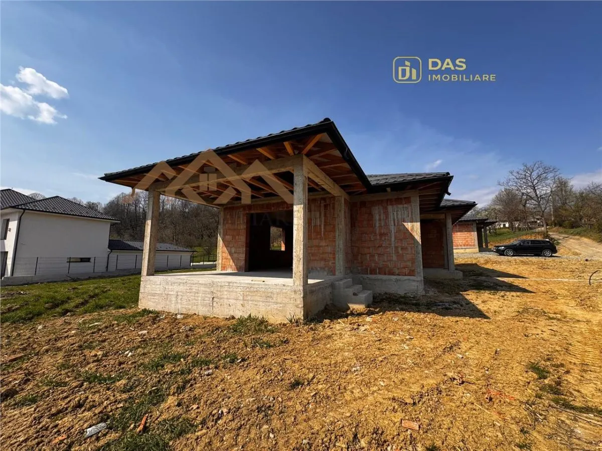 Casa la rosu, pe un nivel, pe dealul Grosiului - foto 4
