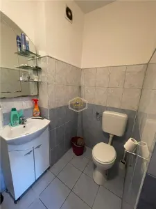 Casa imp?r?it? in 2 apartamente cu acces separat | zona semicentral? | B-dul Unirii | - foto 7