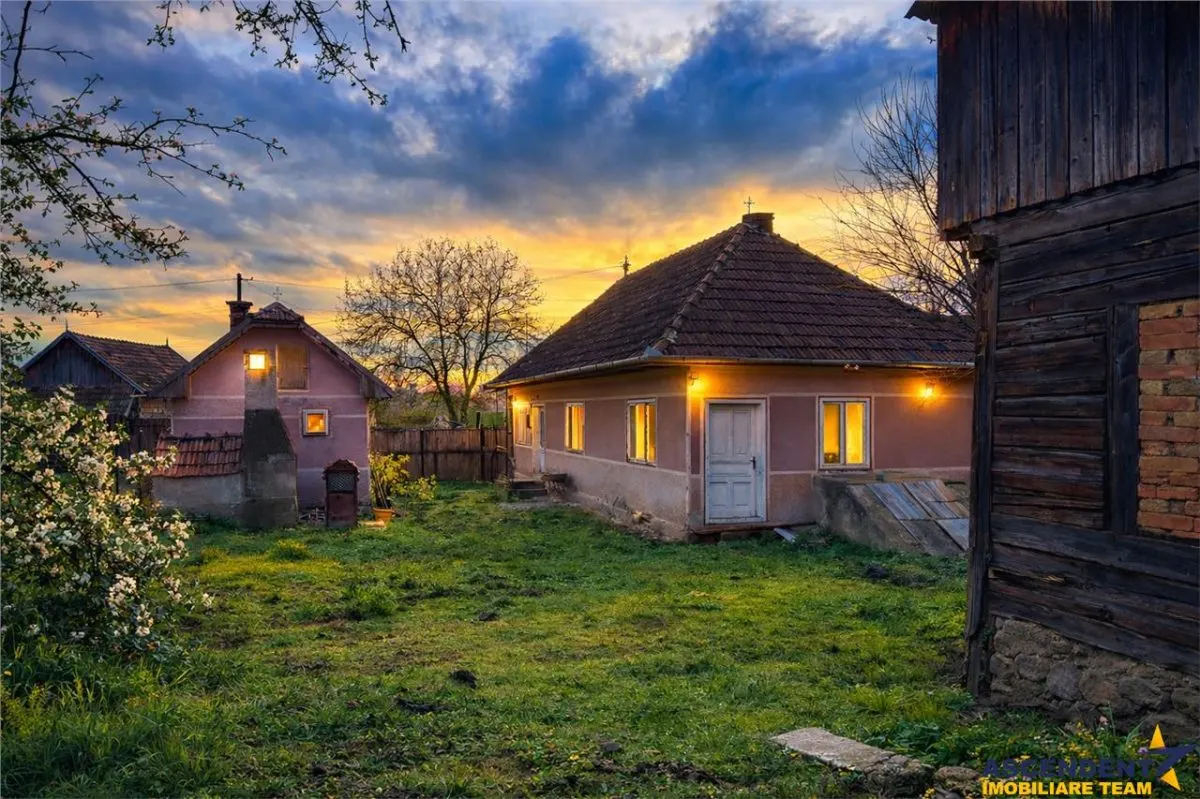 Casa rustica, cu teren roditor de peste 1.000mp, Sanzaieni, Covasna - foto 1