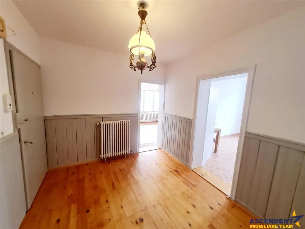 Nivel in  vila, 4 camere, cu garaj, curte proprie, Central, Brasov - foto 5