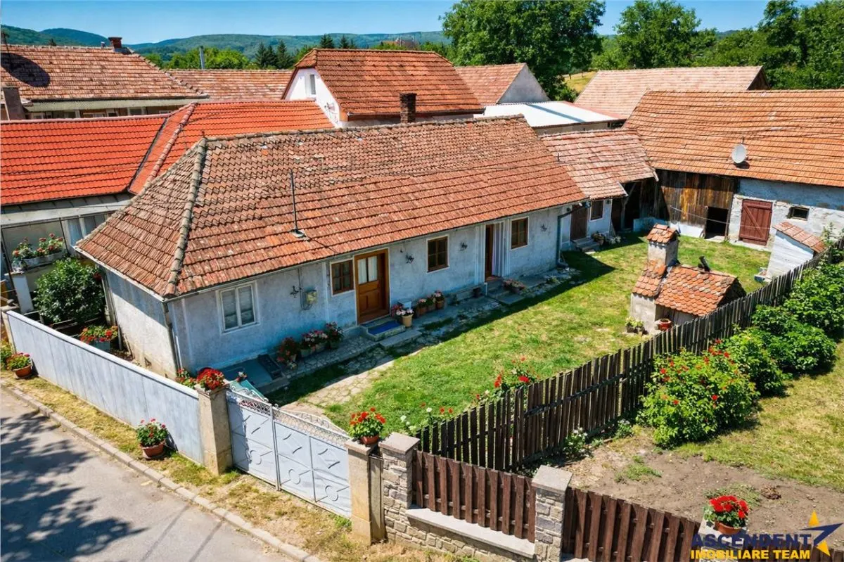 Casa traditionala din lemn, cu sura din piatra, Arcus, Covasna. - foto 1