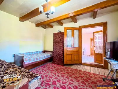Casa traditionala din lemn, cu sura din piatra, Arcus, Covasna. - foto 2