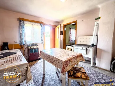 Casa traditionala din lemn, cu sura din piatra, Arcus, Covasna. - foto 4