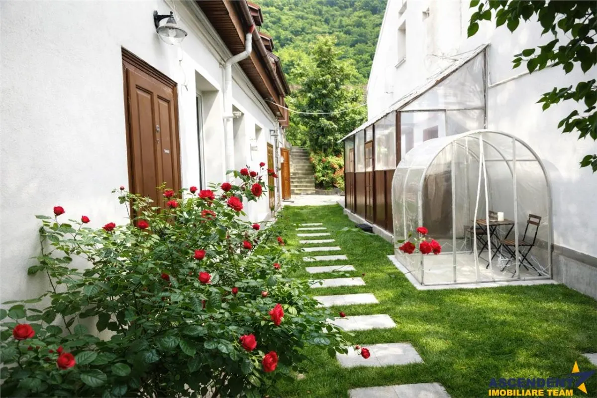 Casa cu 3 apartamente + transfer afacere, locuri parcare, Centrul Istoric, Brasov - foto 1