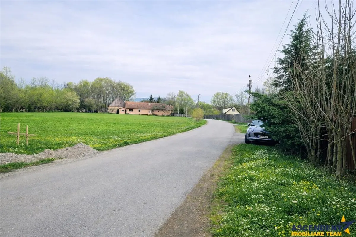 1.700mp intravilan,acces usor,intre case,ideal 2 locuinte/investitie,Lunca Calniculu - foto 1