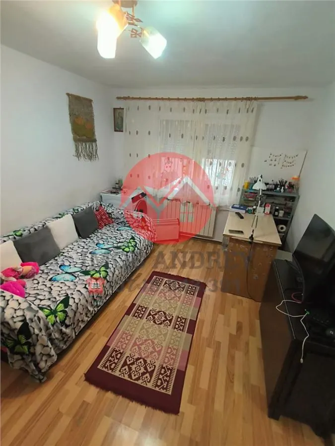 Apartament 2 camere semidecomandat etaj 3 zona Rosmarin - foto 1