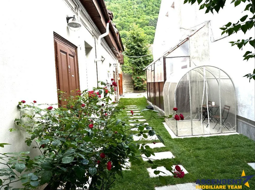 Proprietate cu 3 apartamente, rezidential/ comercial, locuri parcare - foto 1