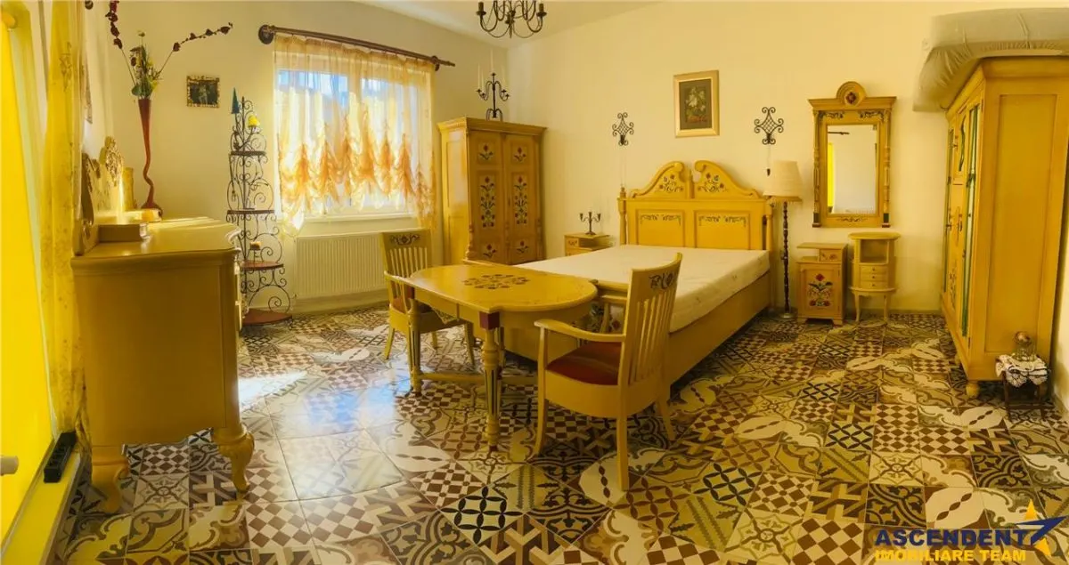 Corp de casa interbelica, deosebit mobilat si utilat , + pod, Centrul Istoric, Brasov - foto 1