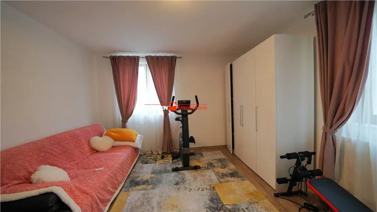 Sanmartin - Vila cu 3 apartamente si potential de inchiriere - foto 2