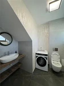 Casa moderna si spatioasa cu 4 camere si curte - zona Horpaz - 890EUR - foto 9