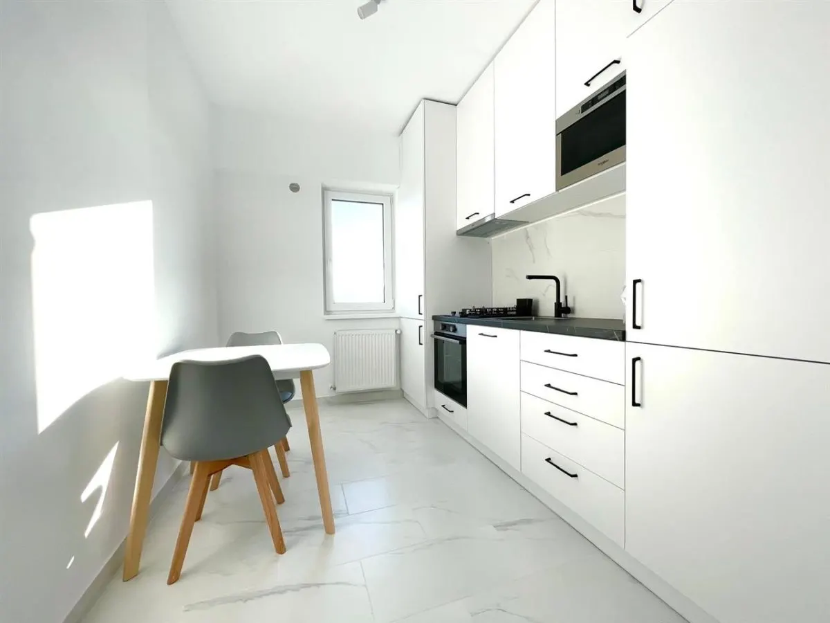 1 CAM CENTRU PALAS , PARCARE,PRIMA INCHIRIERE UNIREA TOWERS DEC - 430EUR - foto 1