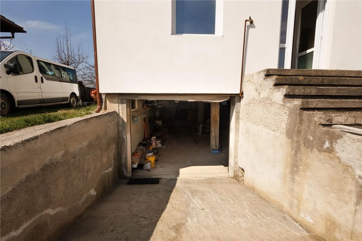 Casa spatioasa cu etaj si curte în Ghimbav - foto 18