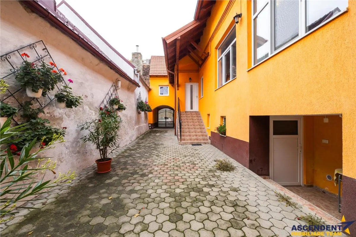Casa pretabila: rezidential/ comercial/ servicii  Central, Fagaras - foto 20