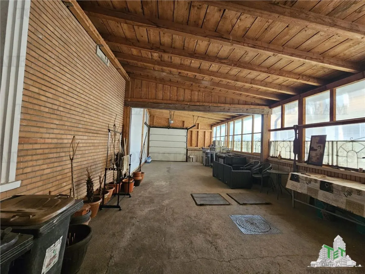 Casa spatioasa si versatila de vanzare in Eforie Nord - ideala pentru locuinta + afacere! - foto 19