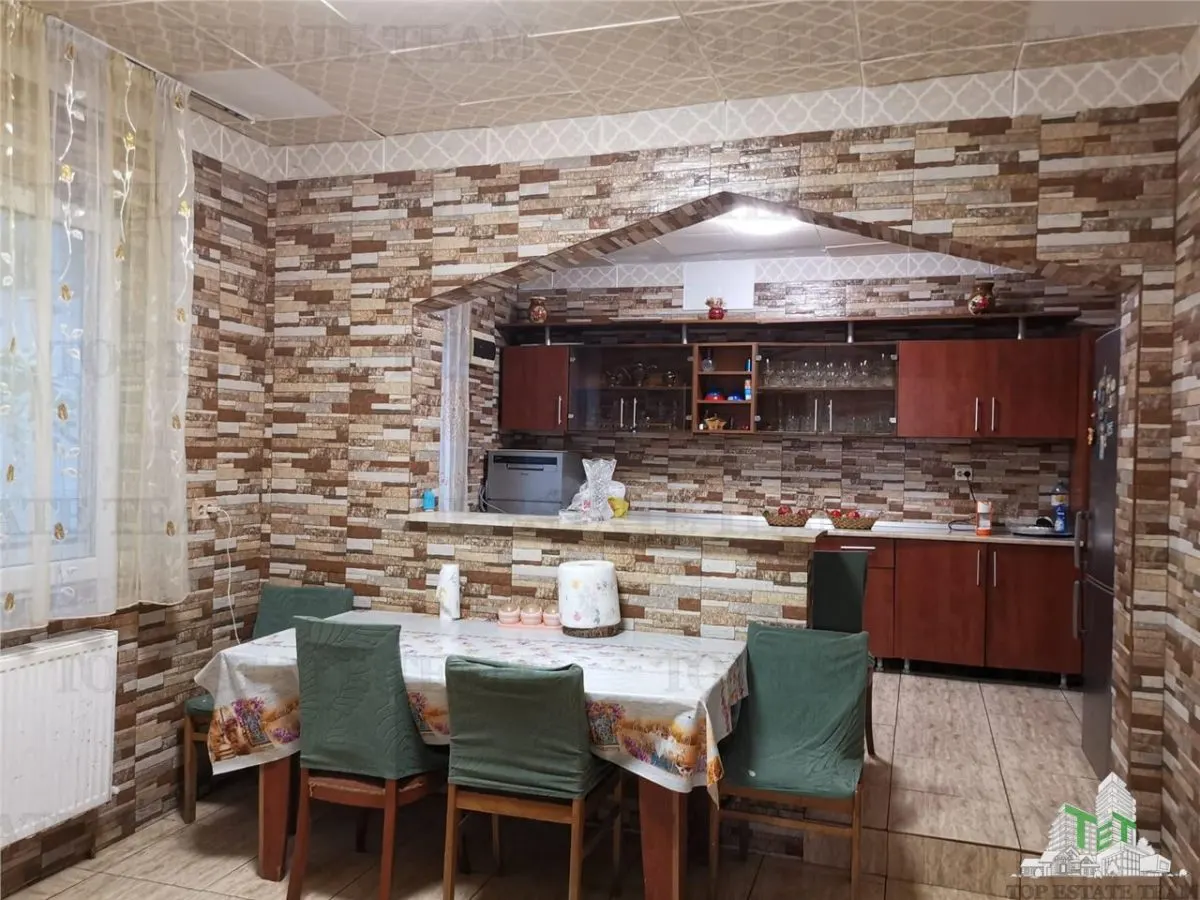 Five-Bedroom Villa with First Floor, Attic and Garage in Adunatii Copaceni - foto 4
