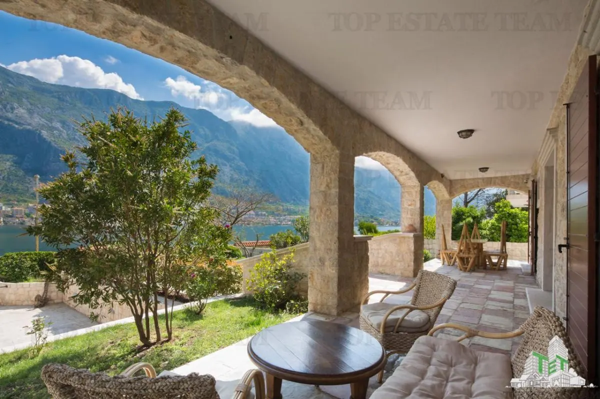 Villa for Sale in Kotor, Montenegro - foto 1