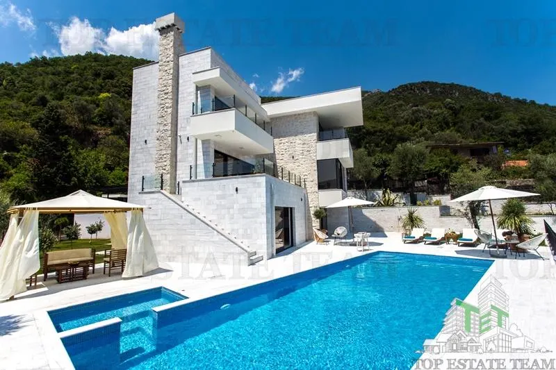 Villa for Sale in Herceg-Novi, Montenegro - foto 1