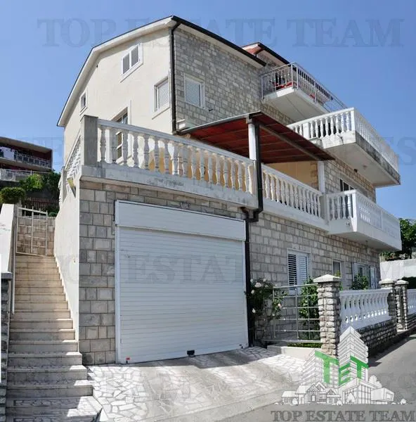 Villa for Sale in Herceg-Novi, Montenegro - foto 1