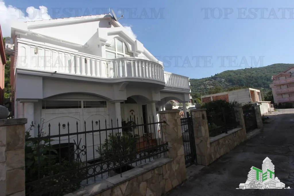 Villa for Sale in Budva, Montenegro - foto 1