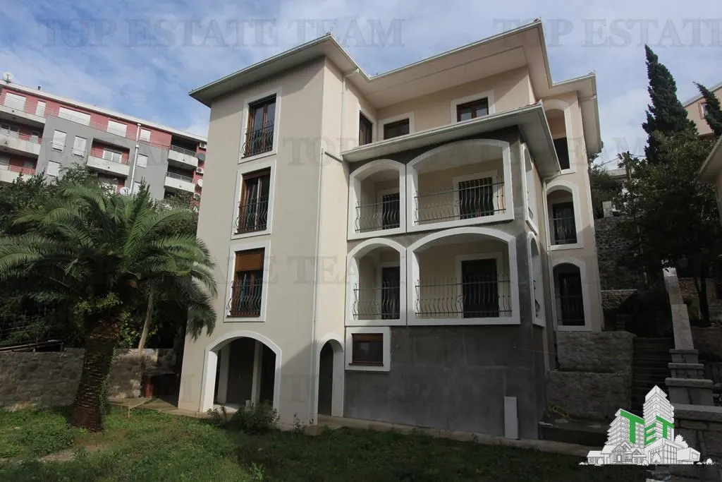 Villa for Sale in Budva, Montenegro - foto 1