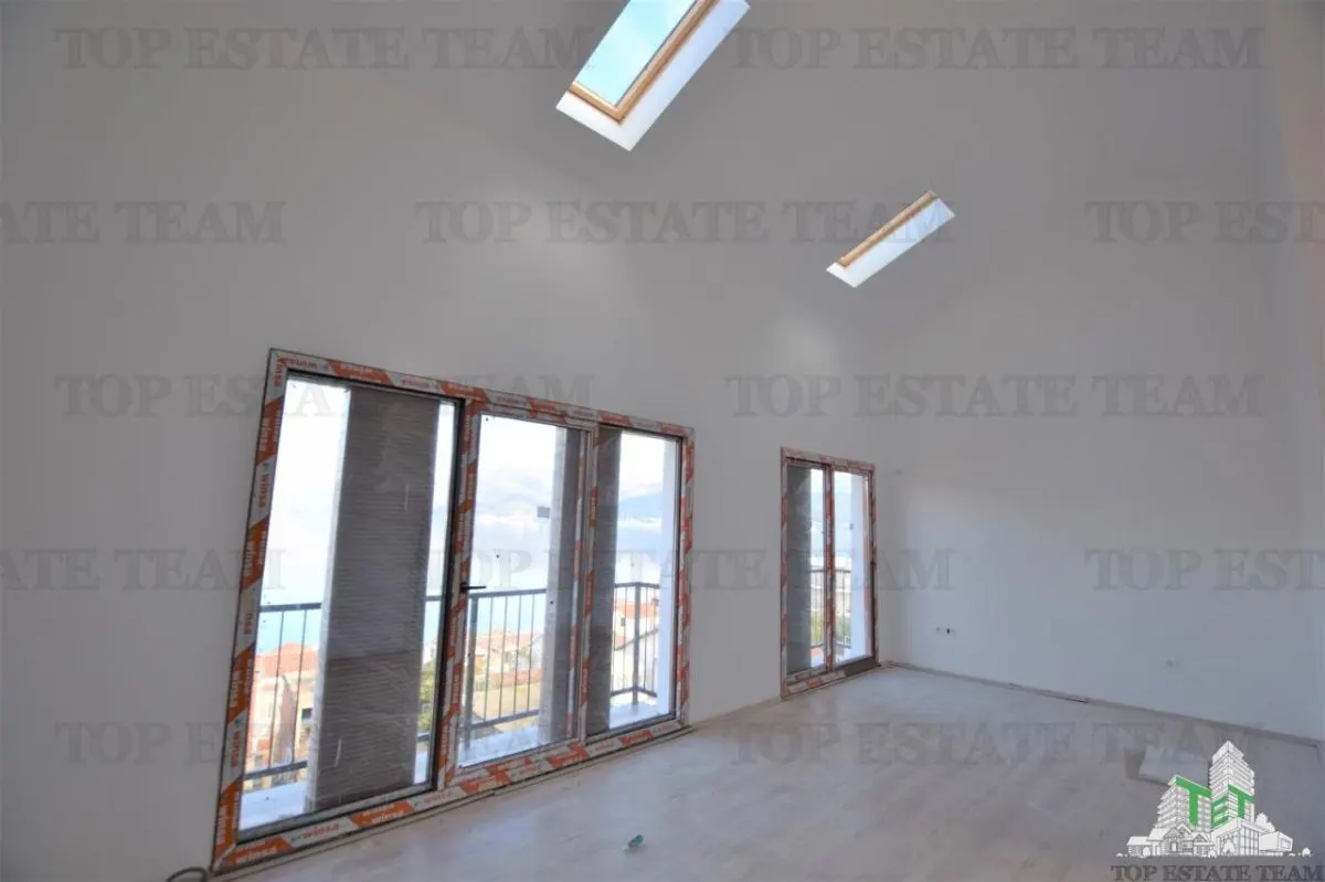 Apartment for Sale in Tivat, Montenegro - foto 2