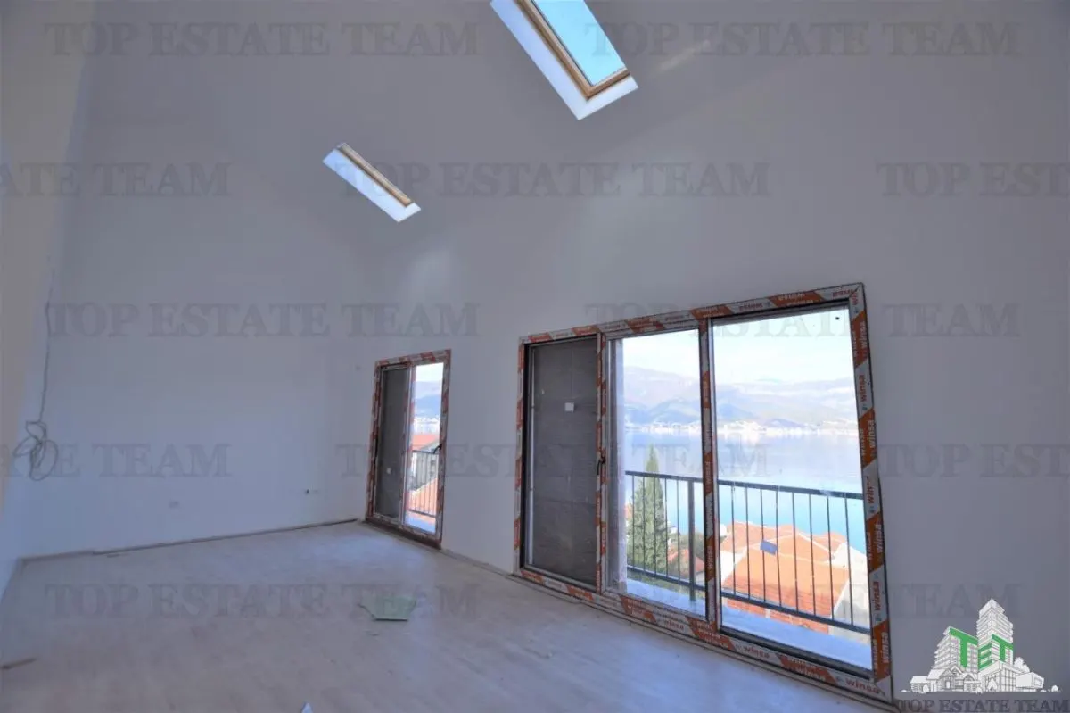 Apartment for Sale in Tivat, Montenegro - foto 3