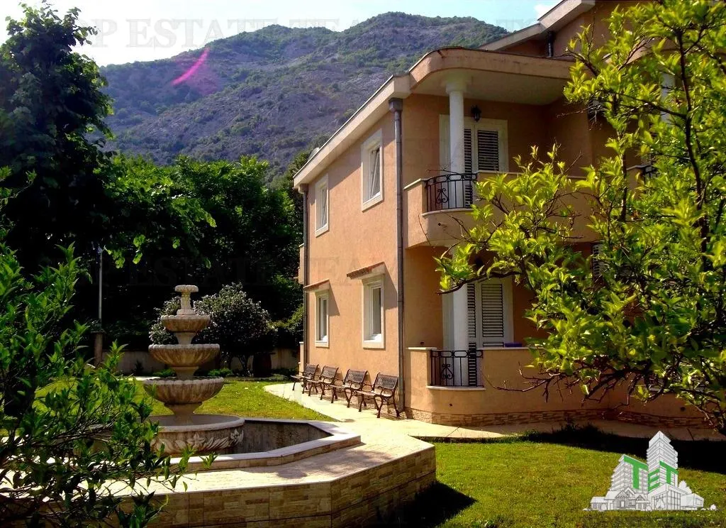 Villa for Sale in Kotor, Montenegro - foto 1