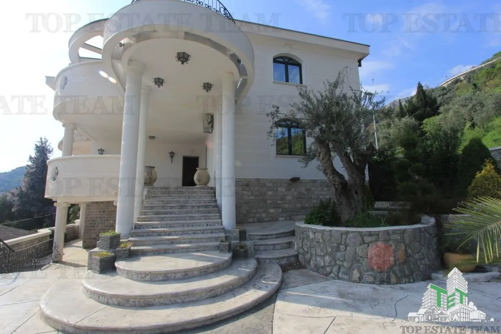 Villa for Sale in Budva, Montenegro - foto 1