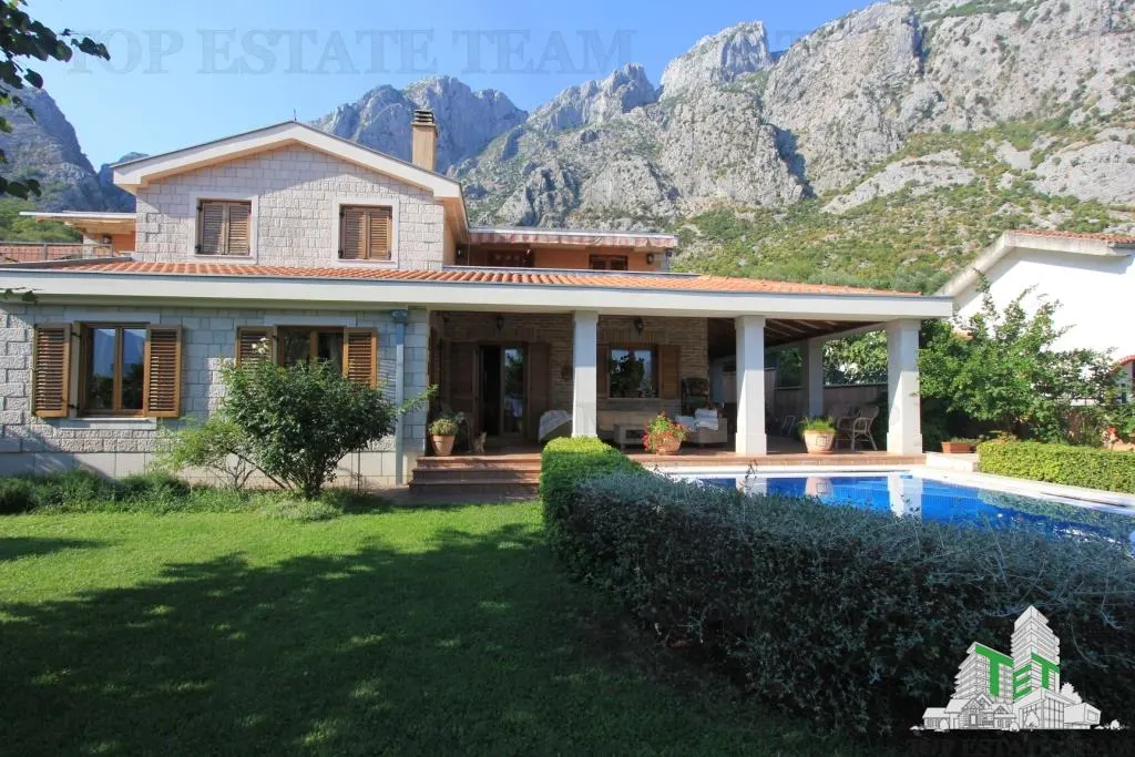 Villa for Sale in Kotor, Montenegro - foto 1