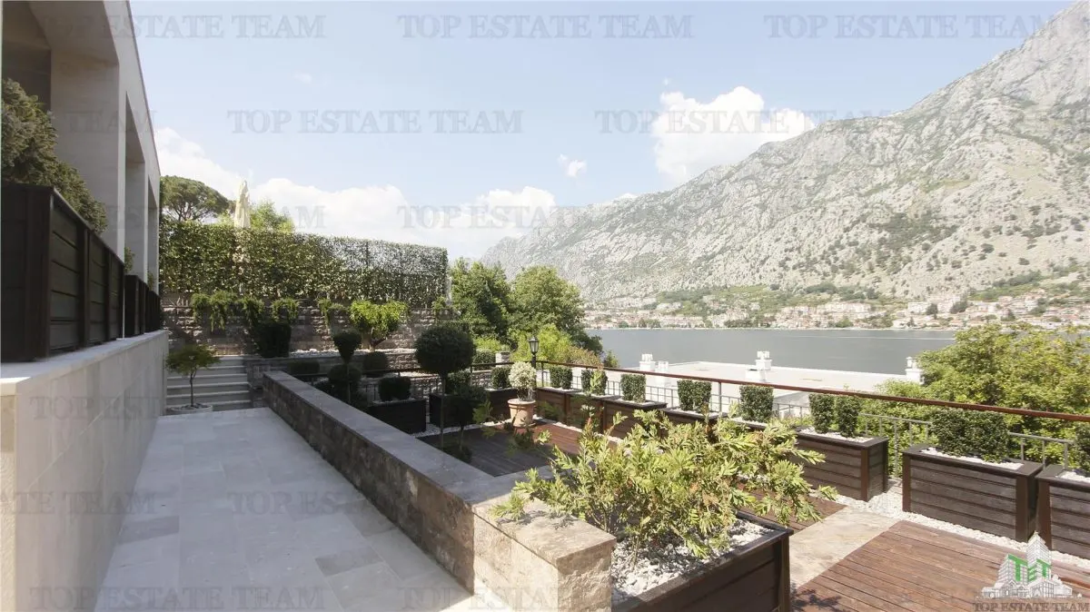 Villa for Sale in Kotor, Montenegro - foto 1