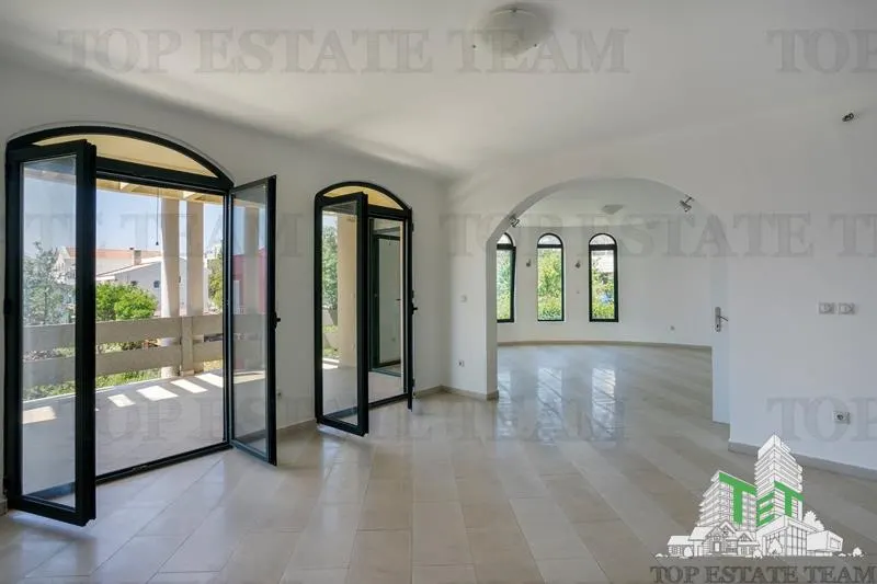 Villa for Sale in Bar, Montenegro - foto 1