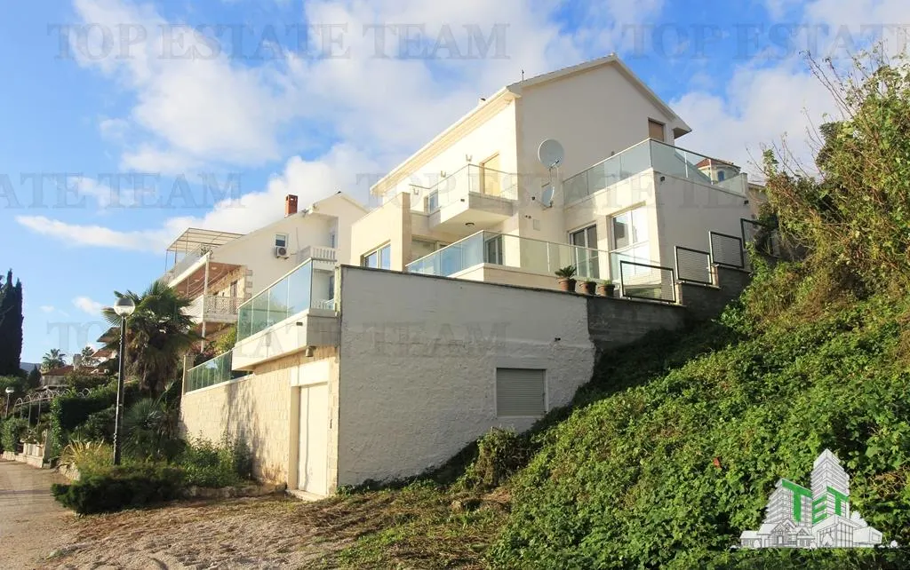 Villa for Sale in Herceg-Novi, Montenegro - foto 1