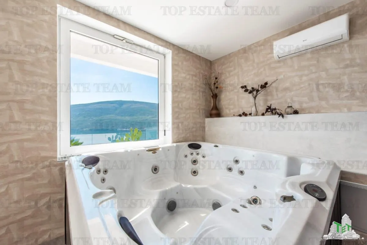 Villa for Sale in Herceg-Novi, Montenegro - foto 14