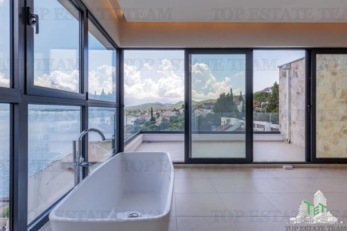 Villa for Sale in Tivat, Montenegro - foto 2